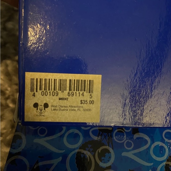 WDW 2000 Pin Collection: Celebrate the Future Hand in Hand - Picture 4 of 4